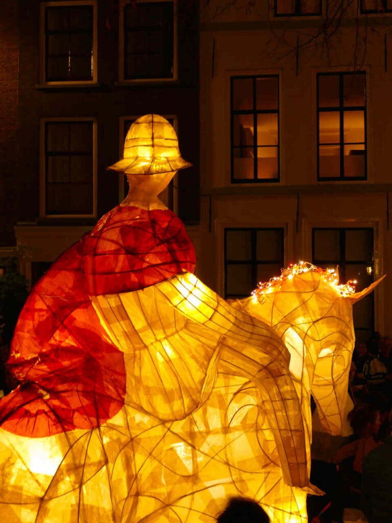 Een lichtsculptuur van Sint Maarten wordt rondgedragen tijdens de Maartensparade in Utrecht